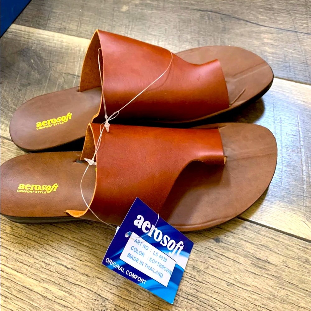 Size 8 brown sandals by Aerosoft.
